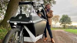 Moeder met kind op urban arrow bakfiets